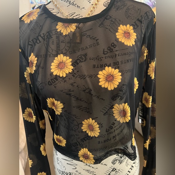 🆕 🌻- MODERN HERO Sunflower 🌻Crop Top - Picture 4 of 13